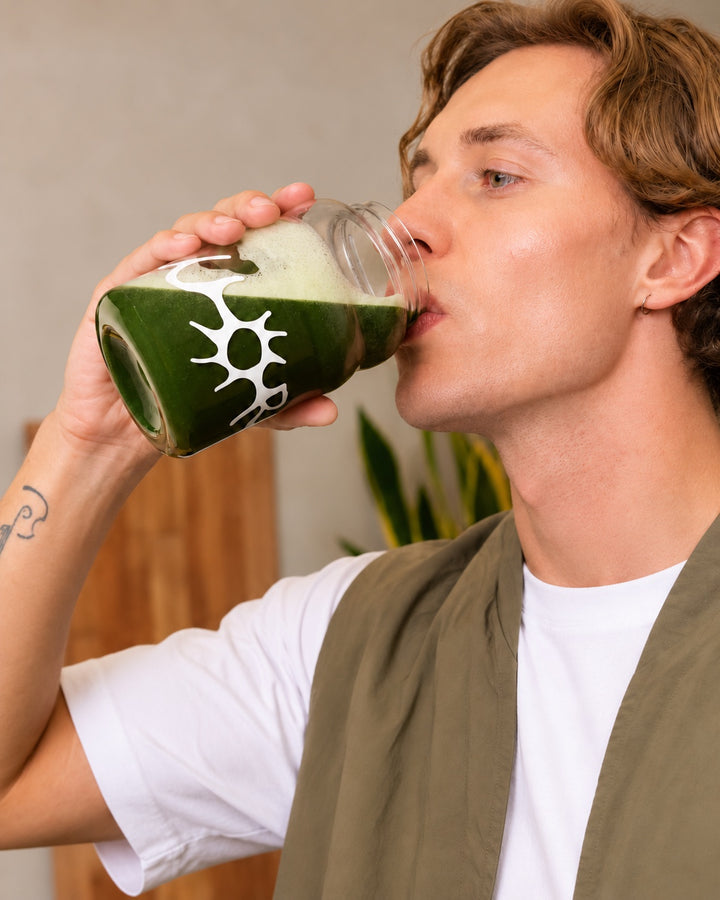 Un homme savourant une boisson NUORO