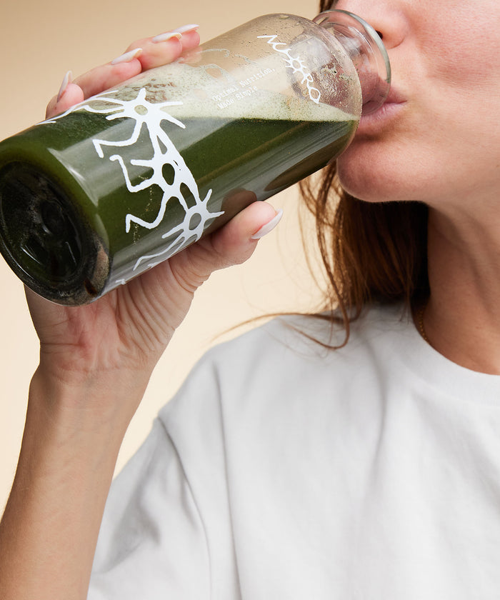 Personne buvant une boisson Nuoro dans un shaker