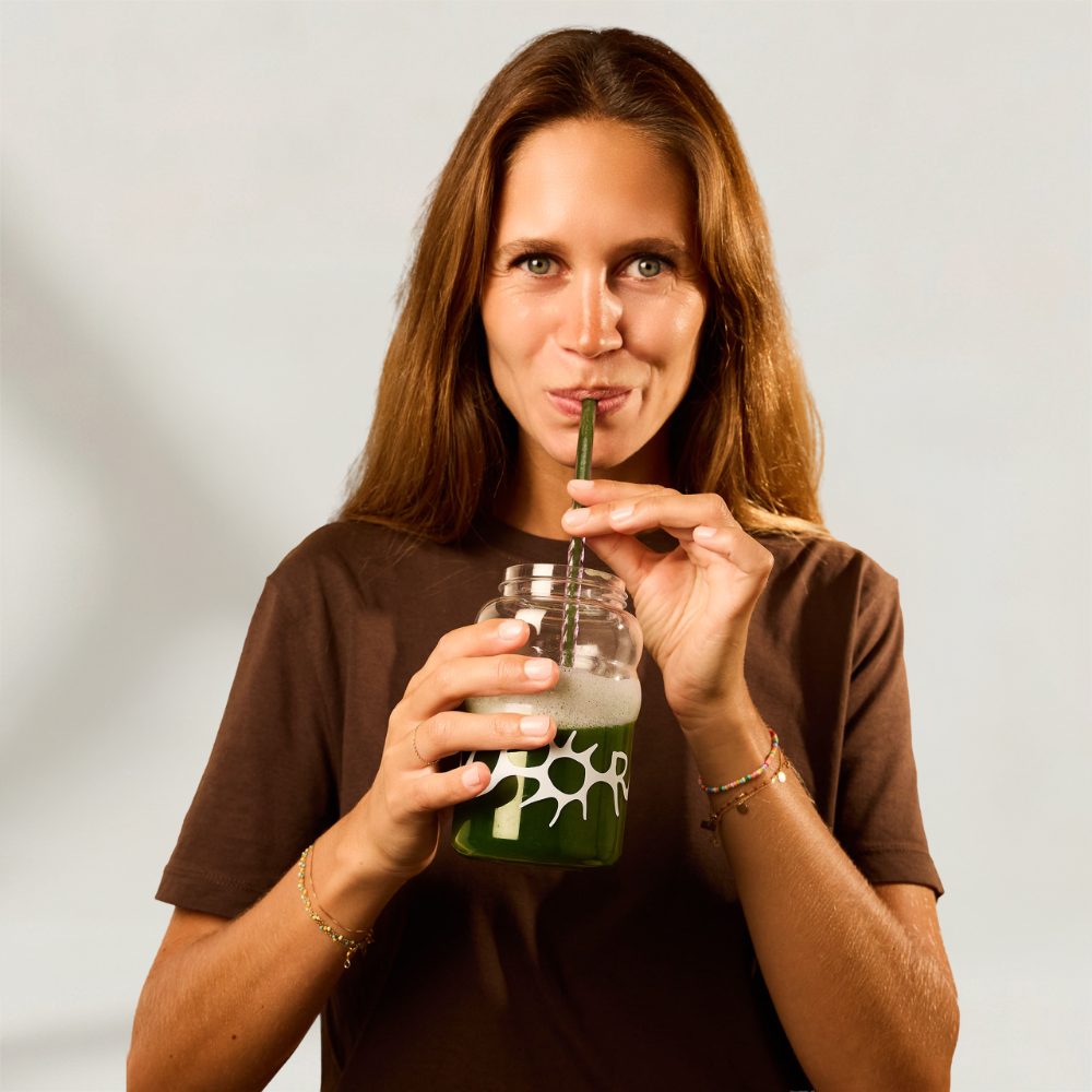 Femme savourant sa boisson NUORO
