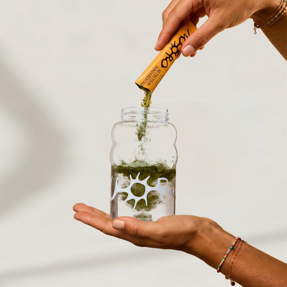 Verser un stick NUORO dans un verre d'eau